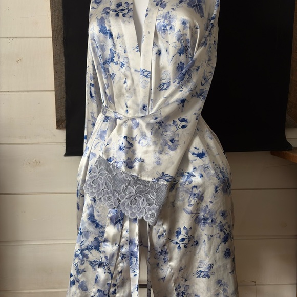 La Vie En Rose White Satin Floral Robe with Blue Print - Picture 4 of 5